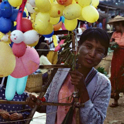 Balloon seller, Heho market