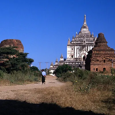 Road to Thatbyinnyu Temple, Pagan