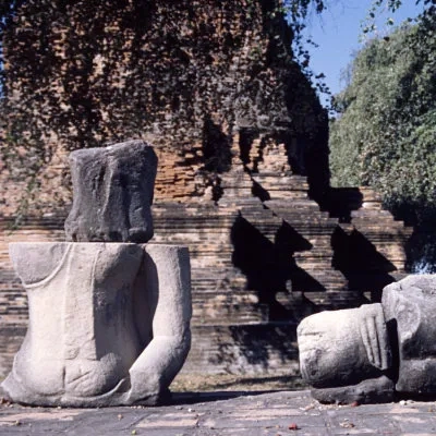 Broken statues, Wat Ratchaburana