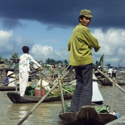 Customers at the floating market, Can Tho