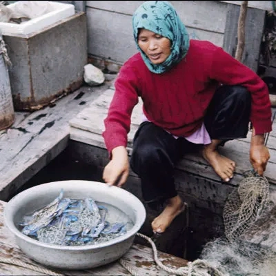 Selling crabs from a boat, Haleng Bay